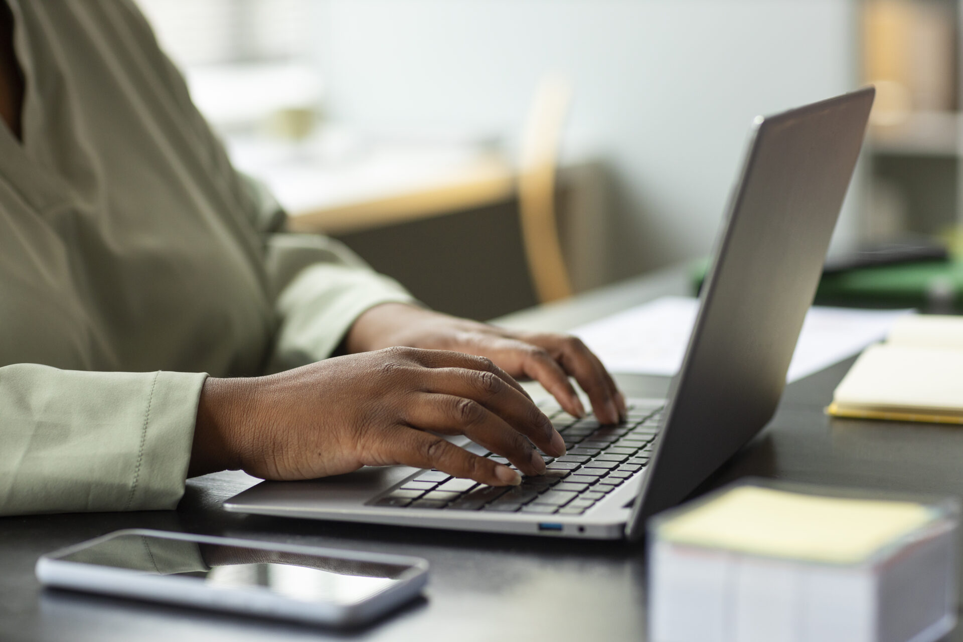 Orquestração Operacional: Como transformar alertas de ruptura em tarefas automáticas